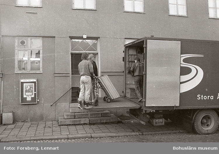 Enligt medföljande text: "Bohusläns museum 1981-1984. Flytt från gamla till nya museet".