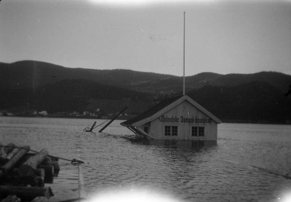 Flom i Mjøsa 1927. A/S Oplandske Dampskibsselskaps ekspedisjon under vann.