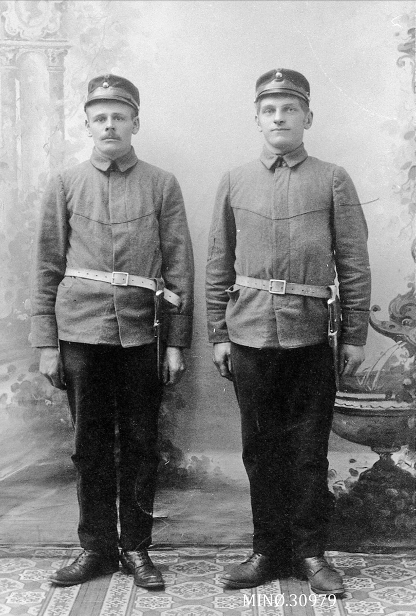 Portrett av unge menn i uniform - John O. Høislåen og Iver Odden