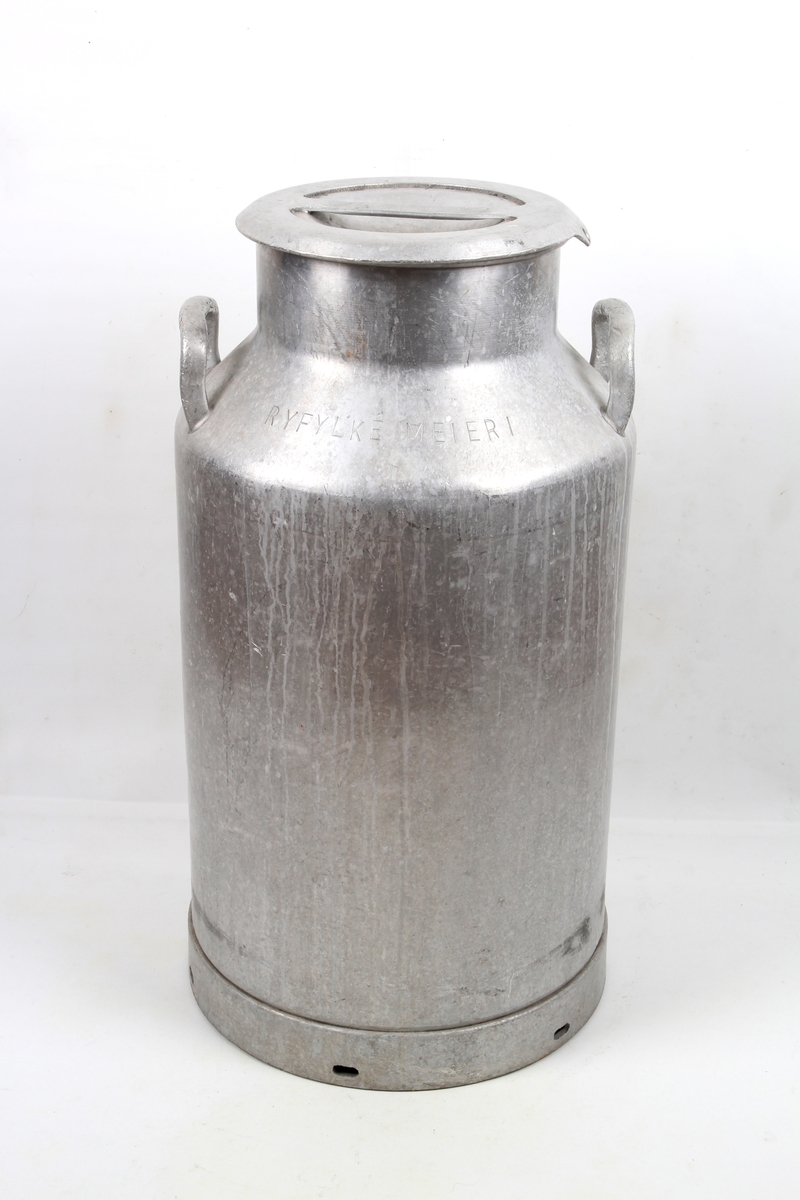 Sylinderformet melkespann med to hanker. Lokk med håndtak. Volum 50 L.