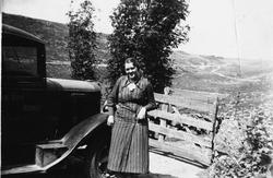 Rut Aarre fylgde sjåføren rundt og betalte for egga som dei 