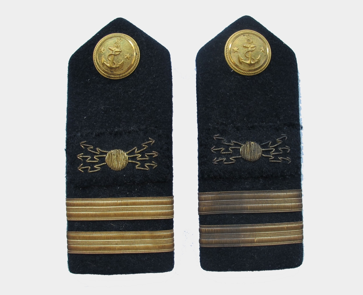 Axelklaff med gradbeteckning för 2:e telegrafist och yrkesemblém för radiotelegrafist tillhörande uniform för Radiotelegrafist 1980-tal.