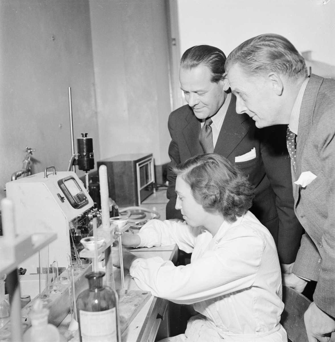 Stadsfullmäktige på besök hos Pharmacia, Uppsala, juni 1952