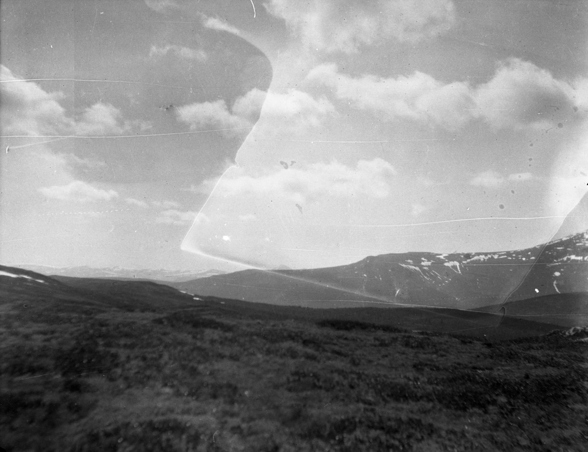 Rikard Berges fotoarkiv. Portretter, gruppebilder, landskap, fjellturer. Bilde nr. 4

Fotografier tatt av Rikard Berge. 642 nummer. Samlingen består av negativer bladfilm. Motivene er ført inn i egen protokoll av Berge. Protokollen har tittel "Bilæt-emne"