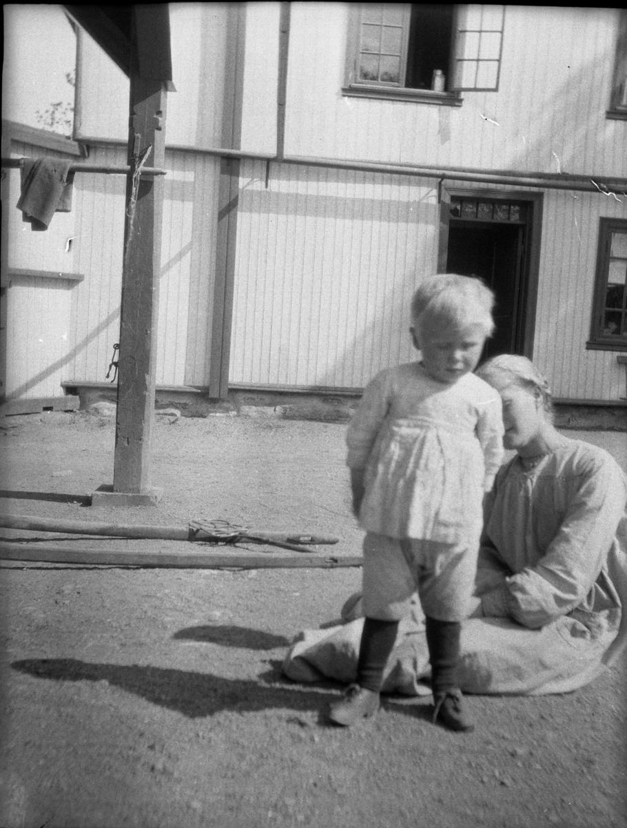 Rikard Berges fotoarkiv. Portretter, folkeliv. Bilde nr. 9.

Fotografier tatt av Rikard Berge. 642 nummer. Samlingen består av negativer bladfilm. Motivene er ført inn i egen protokoll av Berge. Protokollen har tittel "Bilæt-emne"