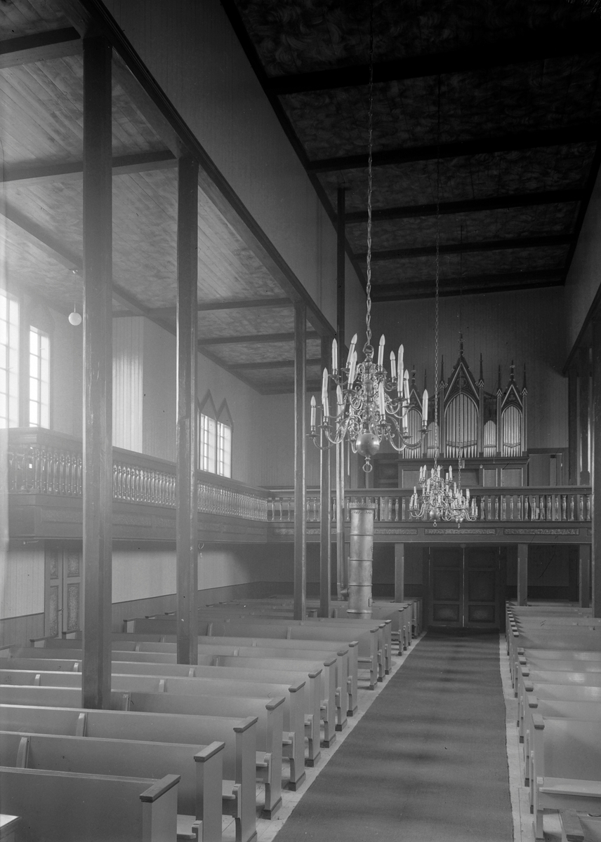 Børsa kirke, interiør etter ombygging i 1935. Fotografert mot sørvest, med midtgang og galleri.