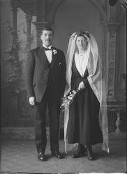 Portrett av et brudepar. Mann heter John Bjørgum