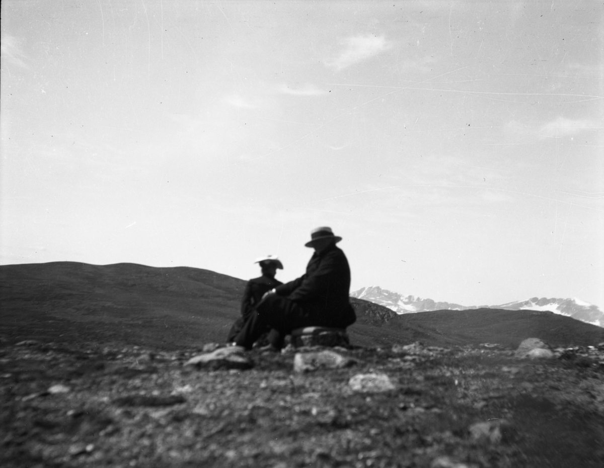 Rikard Berges fotoarkiv. Portretter, landskap, folkeliv. Bilde nr. 8.

Fotografier tatt av Rikard Berge. 642 nummer. Samlingen består av negativer bladfilm. Motivene er ført inn i egen protokoll av Berge. Protokollen har tittel "Bilæt-emne"