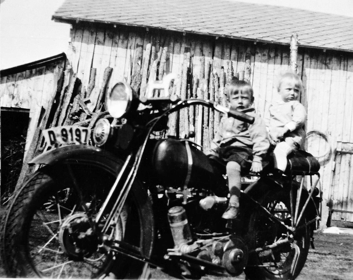 To småtasser på en stor motorsykkel. 
Torbjørn K. Horten. Inge P. Osgjelten. Osflaten vestre (Horten) 1934. 