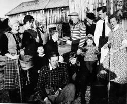 Gruppebilde, personer, klær. 
Dagen derpå etter Anna og Ein