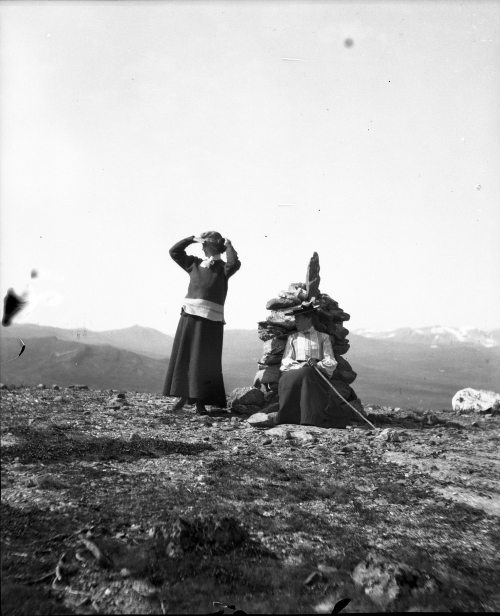 Rikard Berges fotoarkiv. Landskapsbilder og portretter Bilde nr. 10.

Fotografier tatt av Rikard Berge. 642 nummer. Samlingen består av negativer bladfilm. Motivene er ført inn i egen protokoll av Berge. Protokollen har tittel "Bilæt-emne"