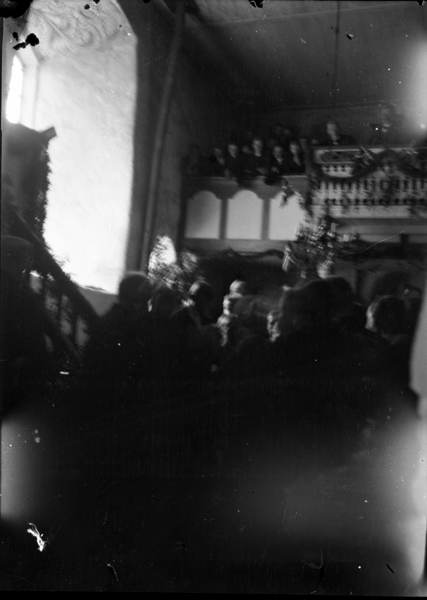 Rikard Berges fotoarkiv. Folk i bunader og klesdrakter fotografert på fjellet, 1905. Bildene er tatt av Johanna Bugge Berge. Bilde nr. 12 ant. Spellemannen Hans Smeland fra Seljord. Bilde nr. 21 ant. 17 mai, Seljord kirke.

Fotografier tatt av Rikard Berge. 642 nummer. Samlingen består av negativer bladfilm. Motivene er ført inn i egen protokoll av Berge. Protokollen har tittel "Bilæt-emne"