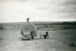 Lastebil (Opel Blitz) med forlass.
Hest og kjerre