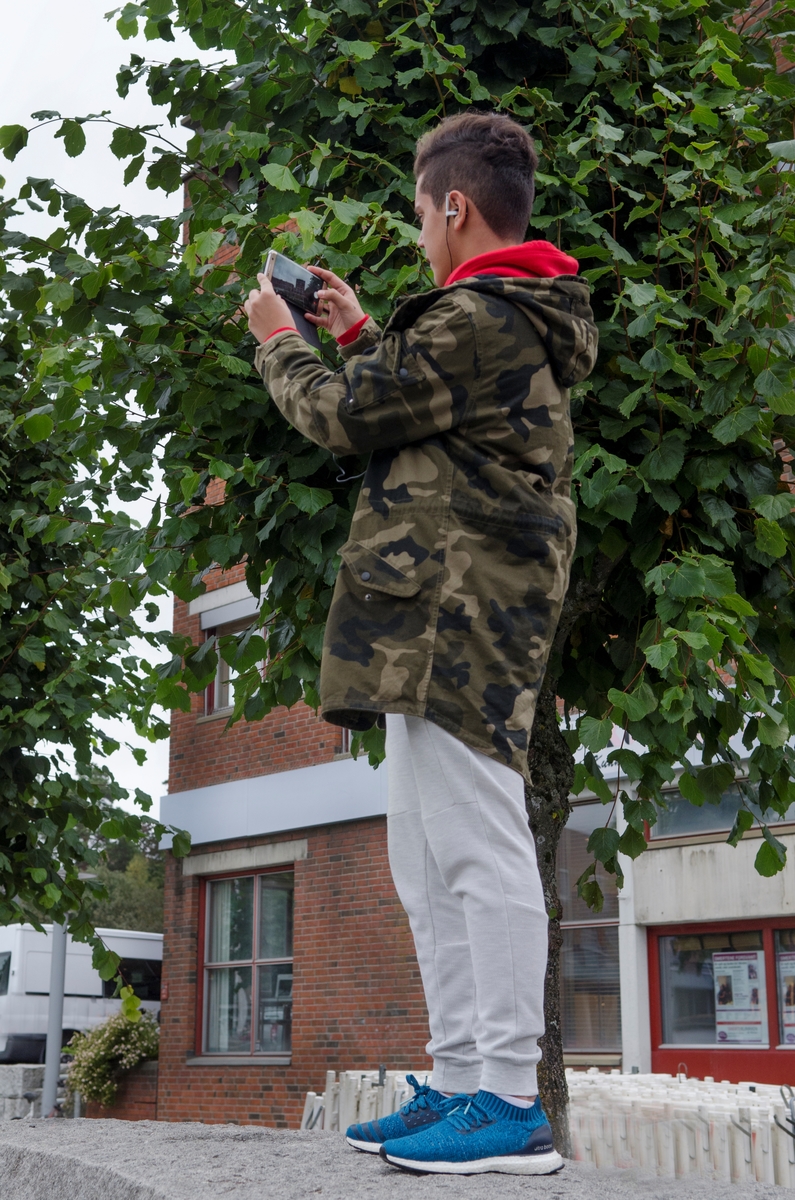 Moi og Salamah skapte et temporært kunstprosjekt sammen med elever i en valgfagsklasse på Ski ungdomsskole. Gjennom de neste ukene skal de se på fargene i byen og landskapet. Kunstnerne ønsket å invitere en gruppe elever til å undersøke Ski gjennom farger. Målet er at de vil se sin hjemby med nye øyne og at vi sammen kan skape nye fortellinger om Ski. Moi inviterte også kunstnar og forfattar Geir Yttervik til å undervise elevane i Josef Albers’ fargelære.