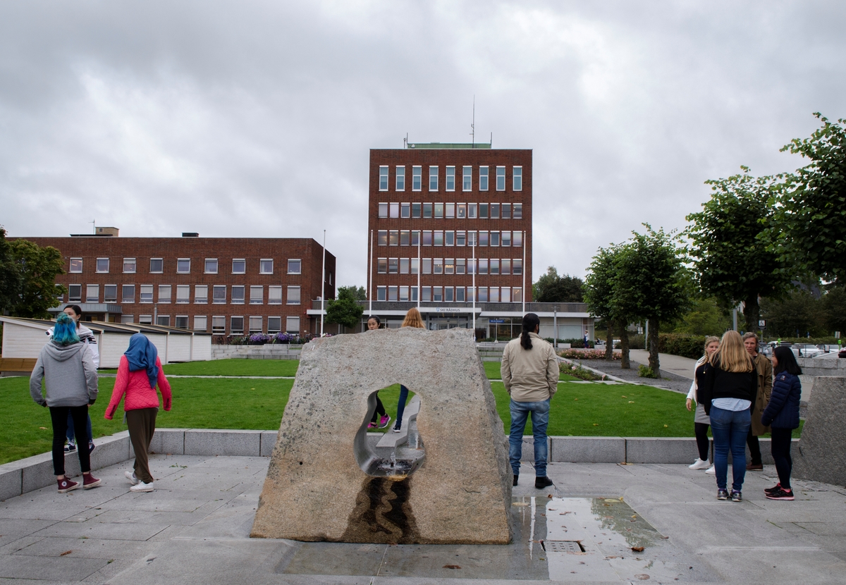 Moi og Salamah skapte et temporært kunstprosjekt sammen med elever i en valgfagsklasse på Ski ungdomsskole. Gjennom de neste ukene skal de se på fargene i byen og landskapet. Kunstnerne ønsket å invitere en gruppe elever til å undersøke Ski gjennom farger. Målet er at de vil se sin hjemby med nye øyne og at vi sammen kan skape nye fortellinger om Ski. Moi inviterte også kunstnar og forfattar Geir Yttervik til å undervise elevane i Josef Albers’ fargelære.