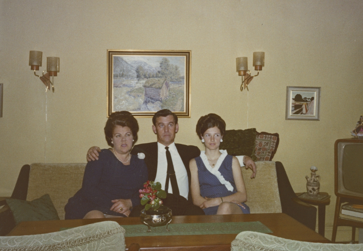 Åse Nilsen, Arnold Viktor Nilsen og May Rønning Nilsen. Bildet er tatt ca 1966, i stuen ved veggen mot Wessels gate.