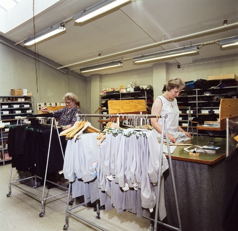 To kvinnelige arbeidere kontrollerer varene før utsendelse i kontrollavdelingen til konfeksjonsfabrikken til Jonas Øglænd AS på Sandnes.