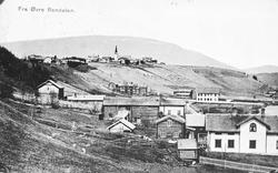 Gardsbruk, bygninger. Midt på bildet gml Prestegården, se al