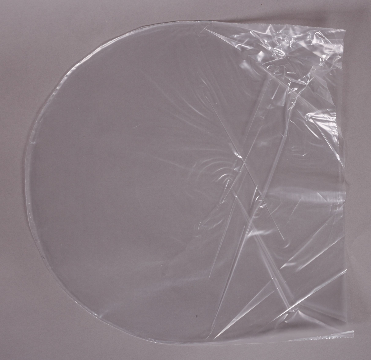 Grammofonplate i svart vinyl og plateomslag i papp med omslagscover av plast. Ligger med en utgave av baksiden som er oversatt til engelsk (se bilde). Platen ligger i en plastlomme.