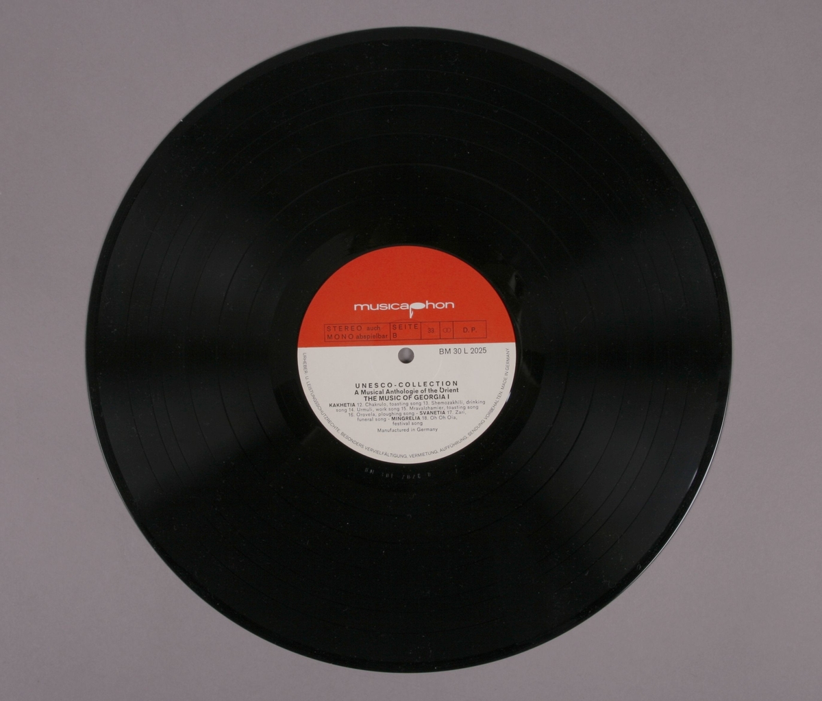 Grammofonplate i svart vinyl og plateomslag i papp. Plateomslaget kan foldes ut, og inneholder et hefte som beskriver både georgisk historie og musikk, samt flere fotografier. Plata ligger i en papirlomme med plastvindu.