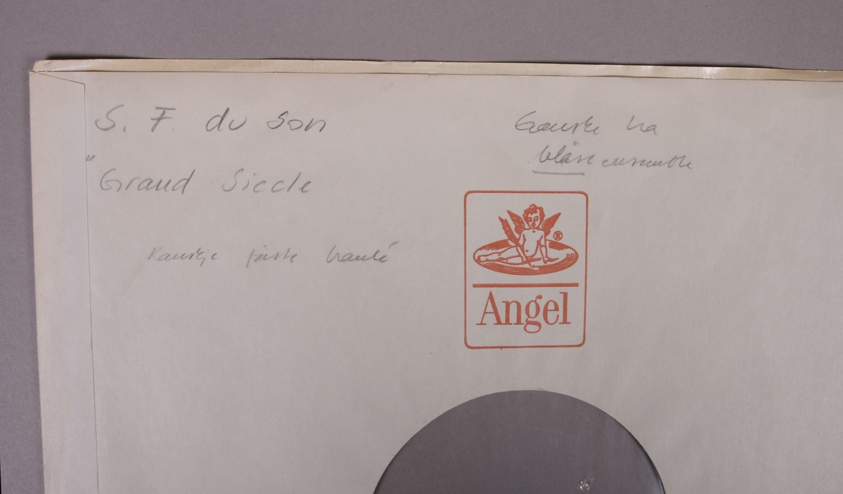 Grammofonplate i svart vinyl. Plata ligger i en uoriginal papirlomme med plastfôr, stemplet "Angel Records". Ligger ved et håndskrevet notatark (se bilde)