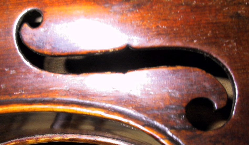 Fiolinkasse (a), folin (b) og bue (c). Kassen er i lær. Åpning i begge ender. Hemmelig rom i toppen. Preget dekor i læret. Kassa har lås. Fiolinen er god, kassen er slitt