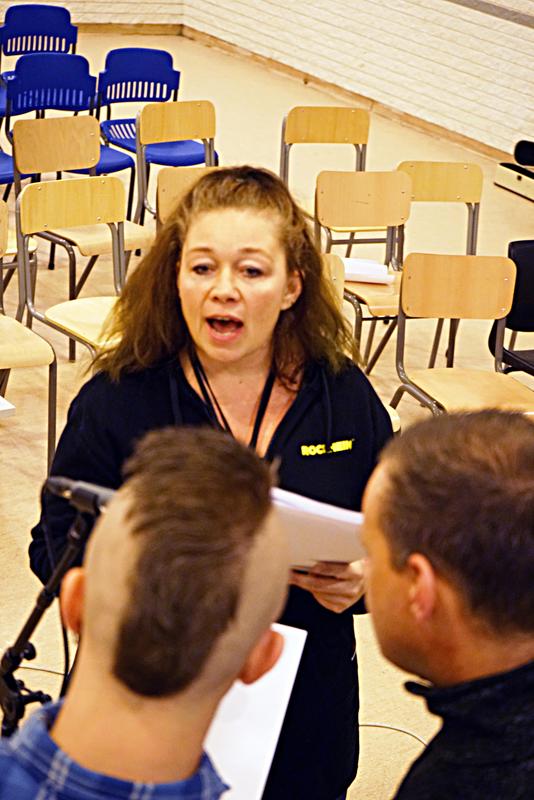 Instruerer: Anne Fossen, prosjektleder ved Rockheim, terper på korsang med de innsatte. (Foto/Photo)