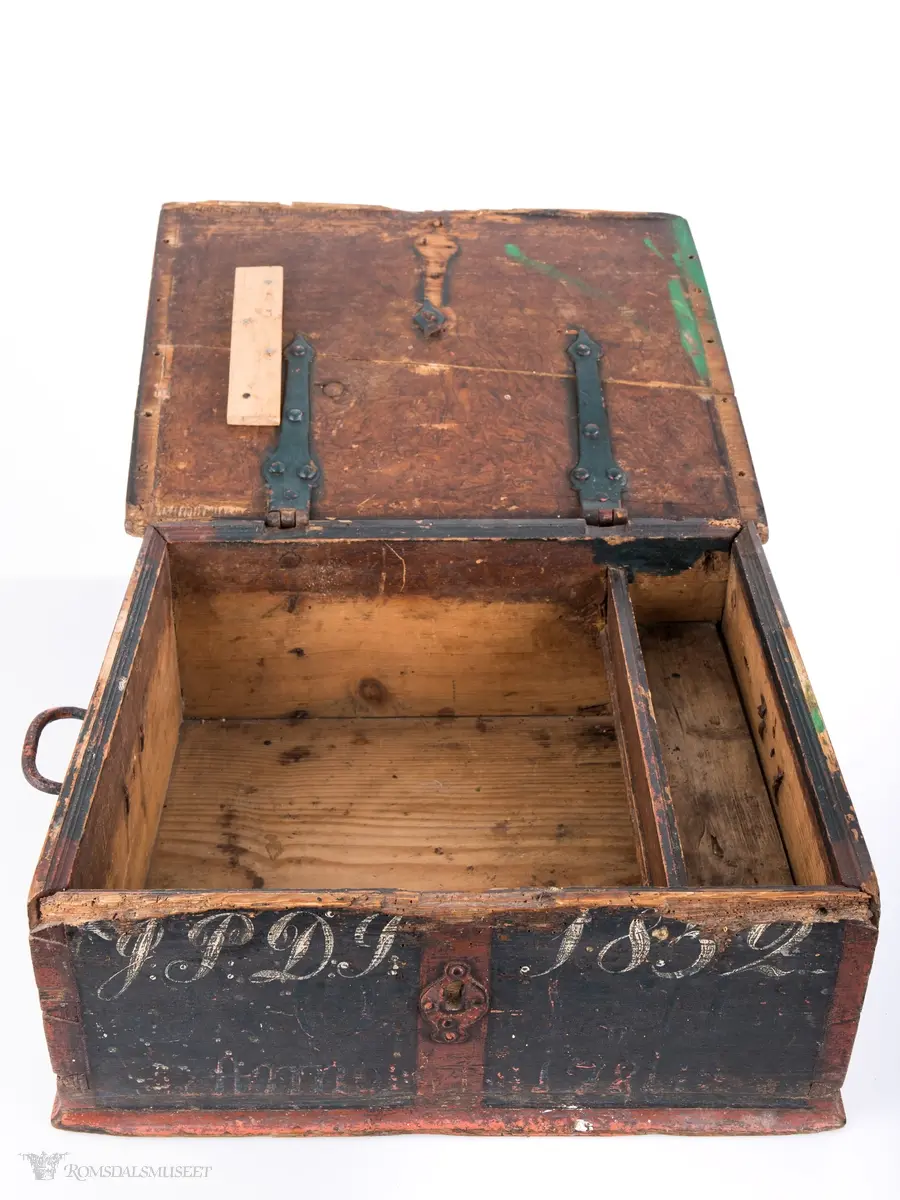 Rødmalte linjer og border på mørk bakgrunn.