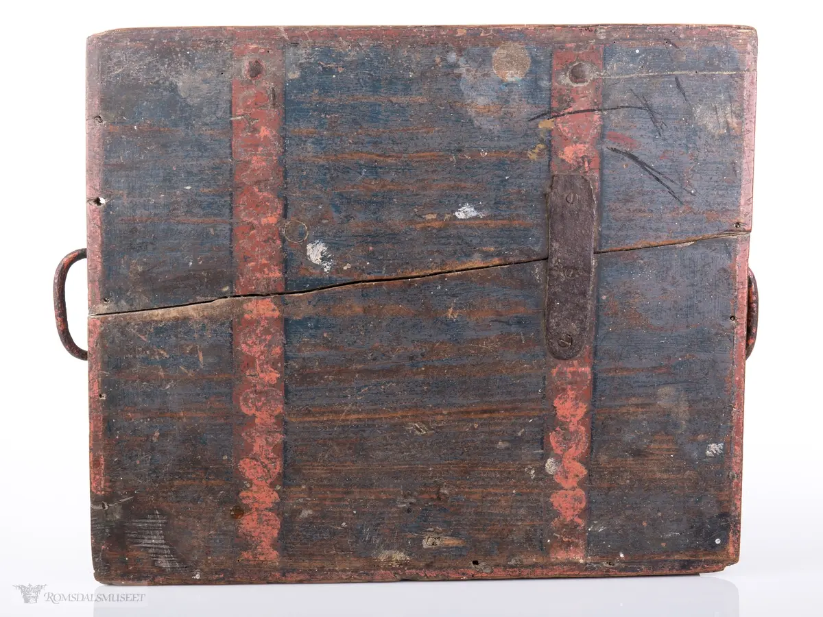 Rødmalte linjer og border på mørk bakgrunn.