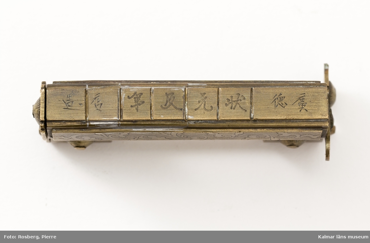 KLM 17873. Lås med nyckel. Konstlås av bultlåstyp. Dekorerad med växtslingor och kinesiska tecken.