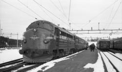 Eina stasjon med tog til Fagernes i spor 3, trukket av Di 3 