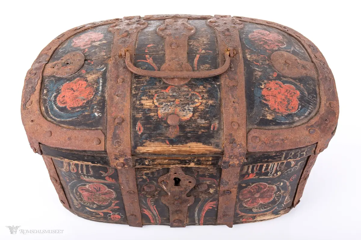 Gjentakende motiv med røde roser og ranker.