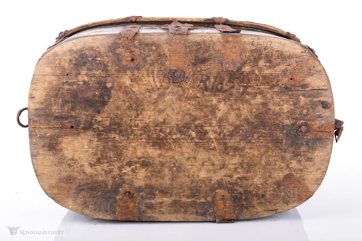 Gjentakende motiv med røde roser og ranker.