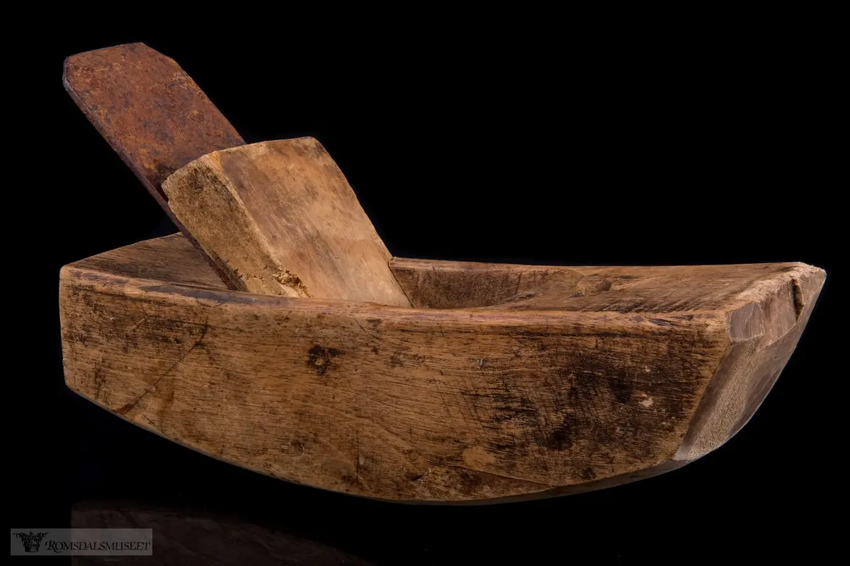 I forlengelse av sponhuset er det skåret ned i treet en halvsirkelform med et lite kors på toppen som minner om toppen på et kongelig rikseple.