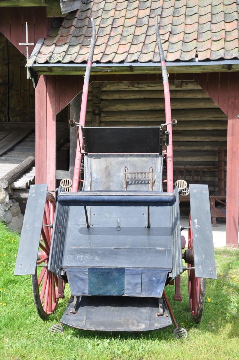 2-hjuls vogn for én hest til persontransport. To tverrstilte passasjerseter.