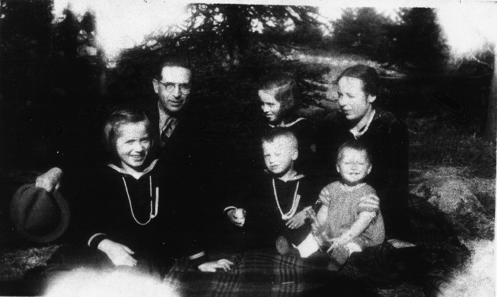 Familien Skretting på søndagstur i "Parken". Framme f.v. : Kari Åslaug g. Hennig (28.5.1935 - ), Tor Jan Skretting 13.9.1940 - ) og Marit Reidun g. Undheim (25.8.1942 - ). Bak f.v. : Alfred Skretting (25.2.1897 - 20.1.1952), Signy Marie g. Stavnem (29.12.1932 - ) og Karen f. Tjøtta (29.6.906 - 13.5.1997)