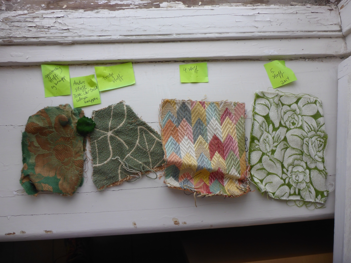 Stolen har en ramme av tre med dreide frambein som er beiset og oljet.