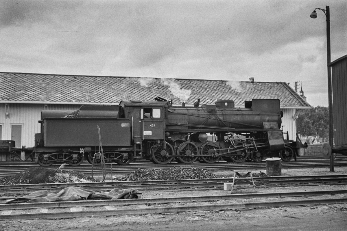 Damplokomotiv type 26c 435 i sydgående godstog på Røros stasjon.
