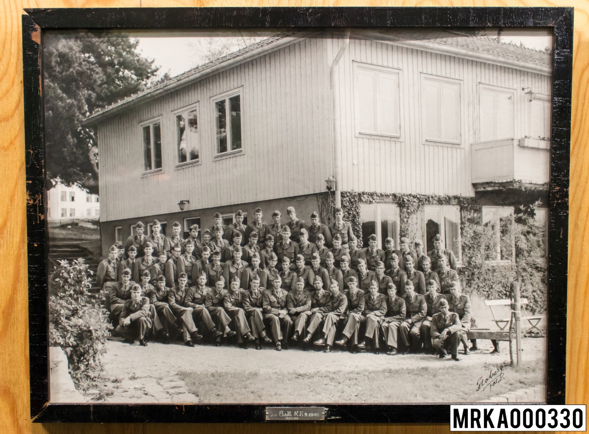 Fotografi taget på befäl och soldater som genomfört grundläggande soldatutbildning på 1:a Batteriet KA 2.
Fotografiet taget på Gräsvik KA 2.
Flobergs Foto 1961.