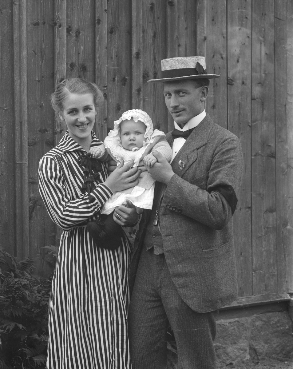Makarna Artur och Tora Gunhild Elfrida Johansson med barn. Om vi förutsätter att barnet är parets förstfödda, håller de lilla Gunhild Margit Viola född 1919. Paret var bosatta i Botilarp, Svinhult sn.