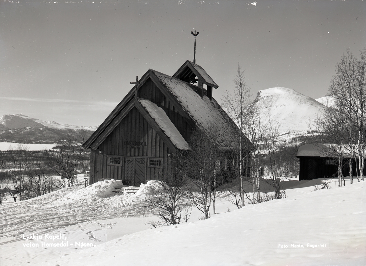 Lykkja kapell. Kapellet ligger på veien mellom Valdres og Hallingdal. Skogshorn i bakgrunnen