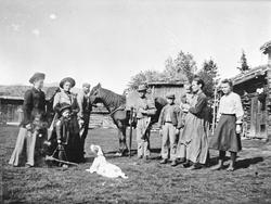 Personer, gardsbruk, hund, bygninger