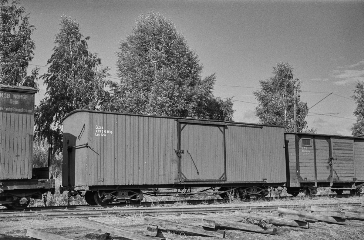 Hensatte godsvogner på Sørumsand stasjon etter nedleggelsen.