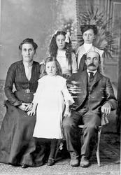 Brudebilde. Berthe (Folshaugmoen) og Tore Jordamoen med barn