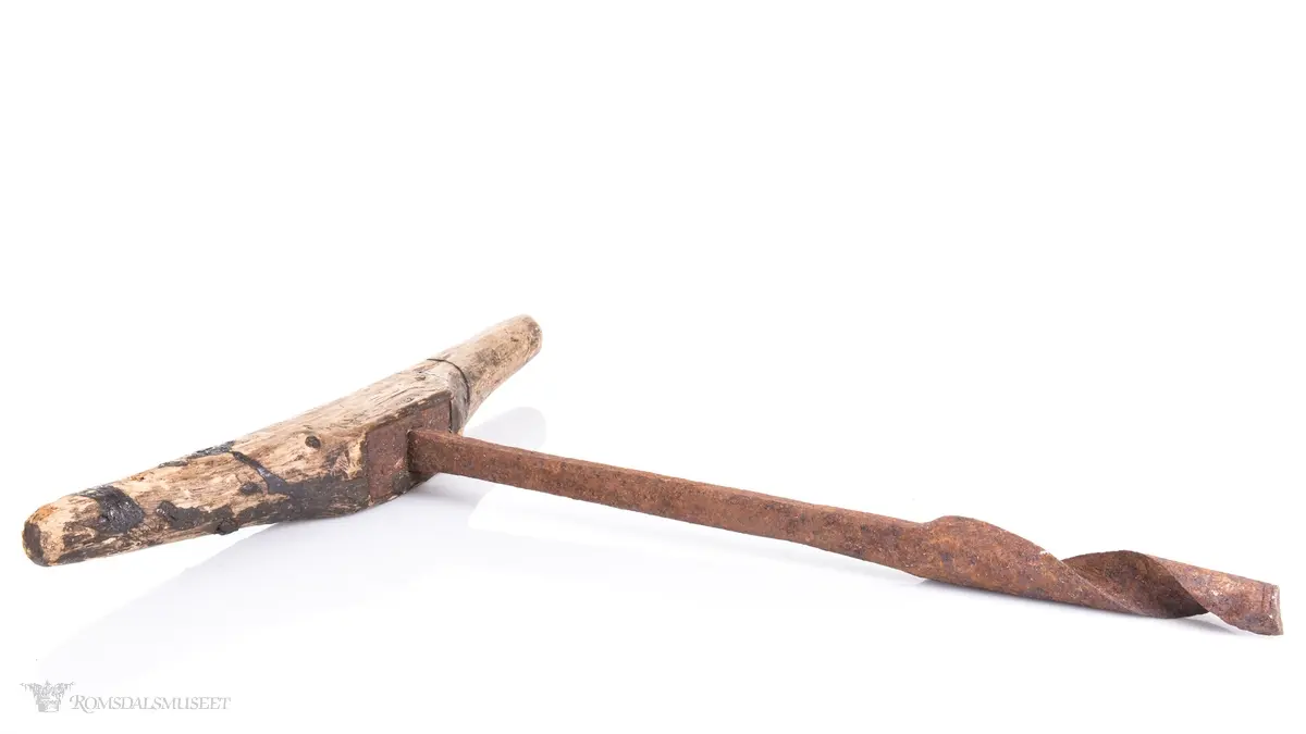 Håndtak forsterket med jernbeslag og gjennomgående bolter. Navar festet med mutter.