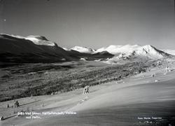 Ved Nøsen høyfjellshotell med utsikt mot Helin, Valdres.