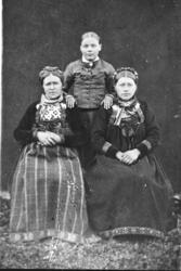 Gruppe.
Frå v.Barbo Ivarsdtr.Jegleim,Barbo Herbrandsdtr.
J