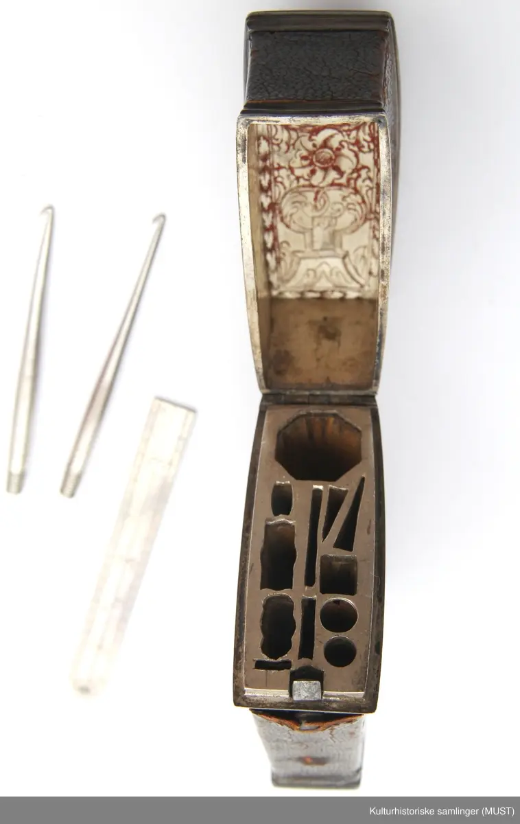 Fruktkurv, blomster og bladmotiver.