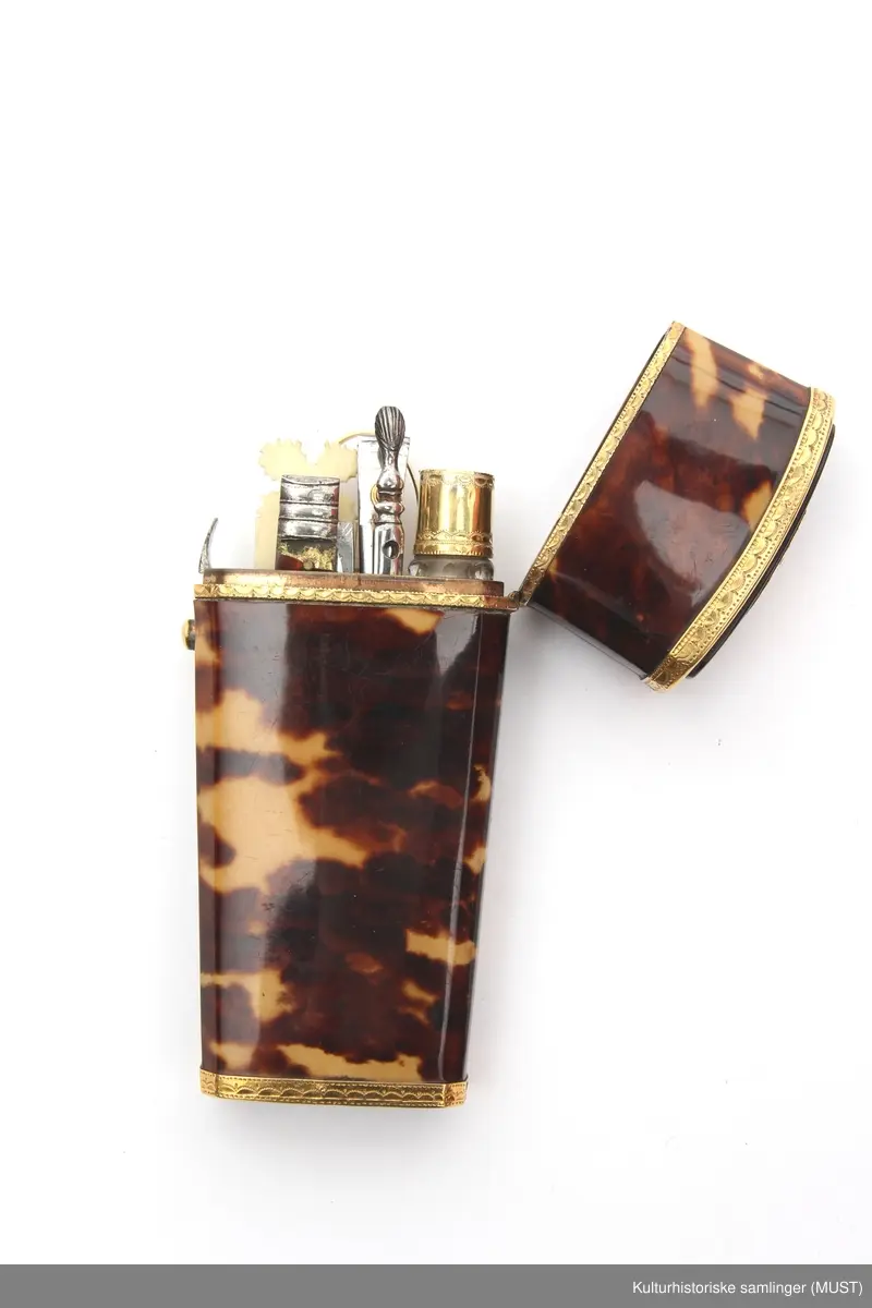 Gullbesetning med smale sisselerte border