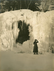 Lillehammer. Kvinne foran frosset foss, antakelig en del av 